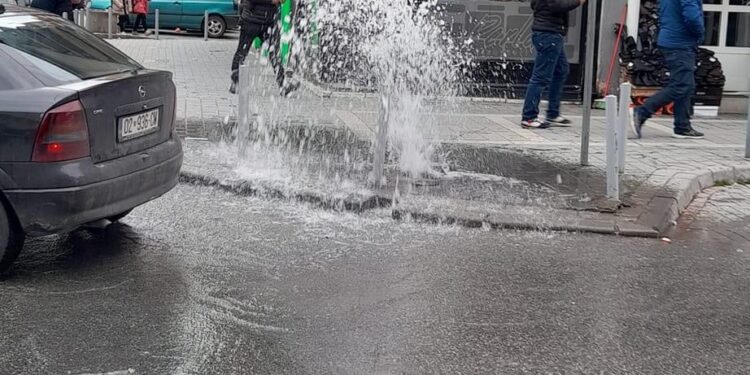 Qendrën e Mitrovicës e merr sërish uji, tani nga shpërthimi i një gypi