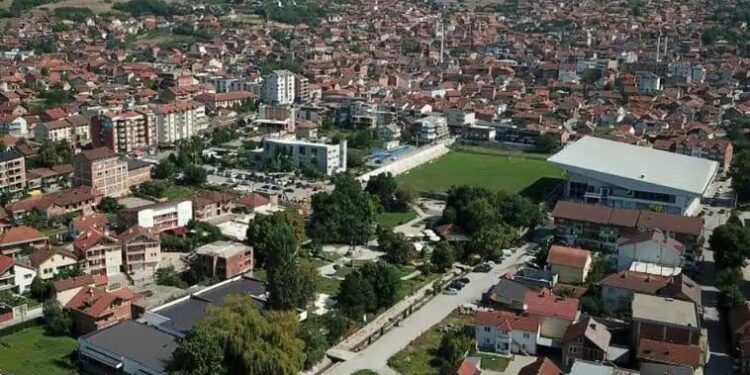 E rëndë: Nxënësja e gjimnazit në Rahovec tenton t’i japë fund jetës së saj, kërcen nga një objekt