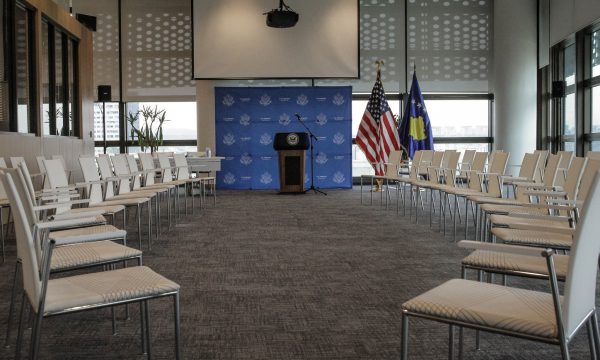 Ambasada e SHBA publikon fotografi të sallës së takimit për Asociacionin