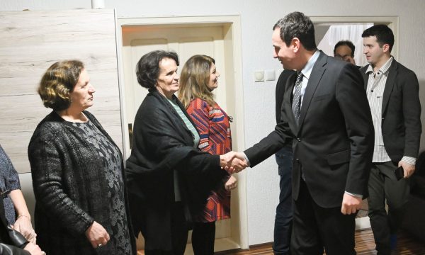 Kurti viziton familjet e veprimtarëve Rexhep Malajt dhe Nuhi Berishës që ranë për çështjen kombëtare