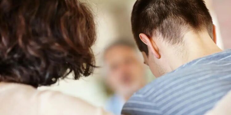 Konflikt familjar në Podujevë: I mituri rrah babain e tij, i del në ndihmë edhe nëna