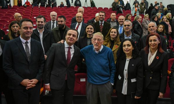Vuçiqi e mohon masakrën dhe u reagon ndërkombëtarëve që shkuan në Reçak të dielën