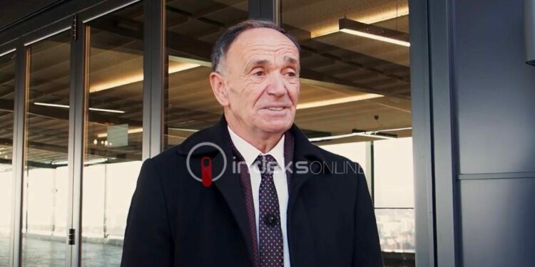 Polici kosovar që i bie edhe defit, njihuni me artistin me uniformë