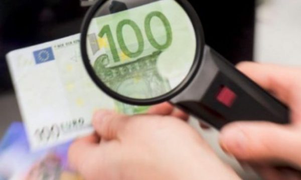 Punëtori në Gjakovë njofton policinë se ka pranuar 100 euro të falsifikuara