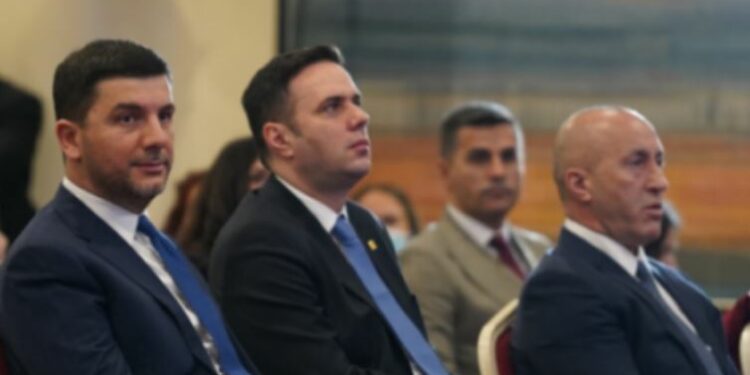 Liderët e opozitës arrijnë në Ambasadën Amerikane për takimin me Chollet