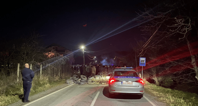 Plagosja në Shtërpcë,barrikadimi i rrugës nga serbët lokalë dhe ndërhyrja e Policisë – krejt çka dihet deri tani
