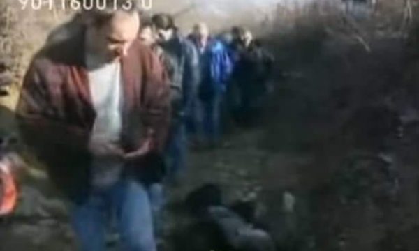 “Ka ndodhur një hata në një fshat të Shtimjes” dëshmia e gazetarit kosovar të BBC për Masakrën e Reçakut