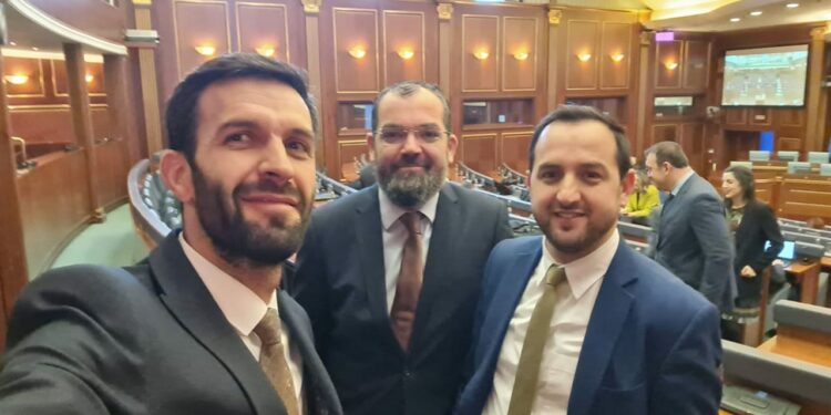 “Po e fillojmë një vit interesant në Kuvend”, çfarë po paralajmërojnë tre deputetët e Vetëvendosjes