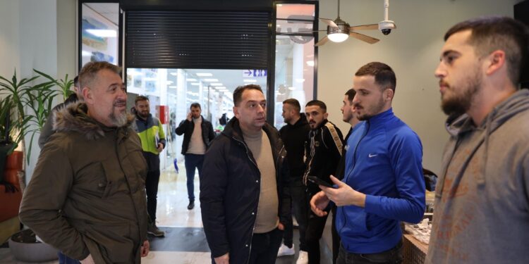 Vërshimet në Skenderaj, kryetari Nura del në terren: U humb pasuria e krijuar me mund, do të ngrihemi sërish