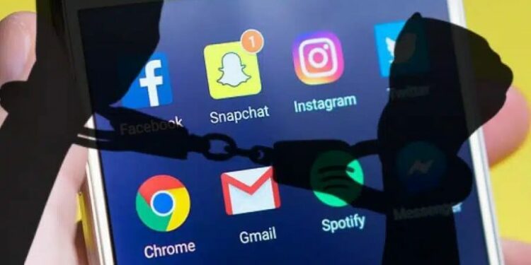 “Pse ia ke bo add gruas sime në Facebook”/ Gjakovari kërcënon një burrë, përfundon në pranga të Policisë