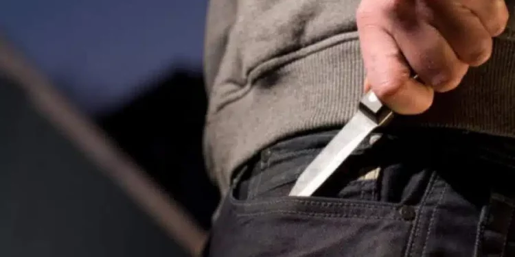 Theret me thikë një nxënës 13-vjeçar në Mitrovicë, Policia e arreston bashkëmoshatarin e tij