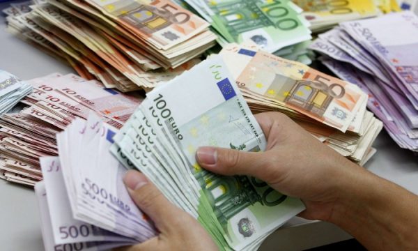 “Po vdes dhe dua të të dhuroj ‘thesarin’”- Si u mashtrua 29-vjeçarja duke paguar 24 mijë euro