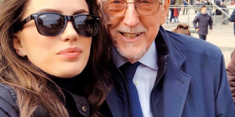 Zana Avdiu pozon me William Walker: Falemnderit përjetësisht