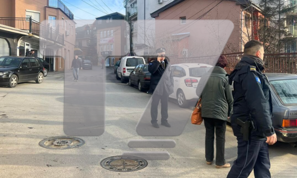 Pamje nga vendi i ngjarjes ku u gjet e vdekur një grua në Prishtinë