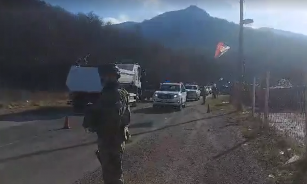 Gjatë zhbllokimit nga barrikadat, dhjetëra vetura të Policisë së Kosovës kalojnë në Jarinjë