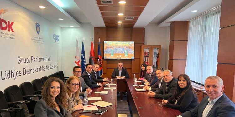 LDK-ja zgjohet e buzëqeshur, një ditë pas kërcënimeve, gati për seancën e Trustit