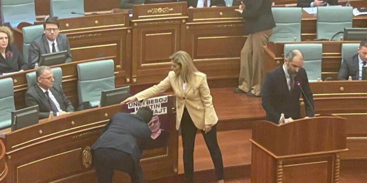 PDK me aksion në Kuvend, vendosin fotografinë e Kurtit me ambasadorin: Unë i besoj B€ri$hajt”