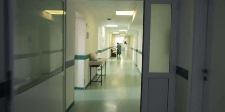 LAJMI I FUNDIT: Një person bie nga një repart i spitalit