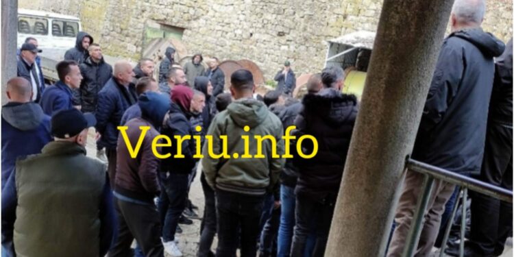Minatorët e pezullojnë grevën, puna vazhdon nga ndërrimi i dytë
