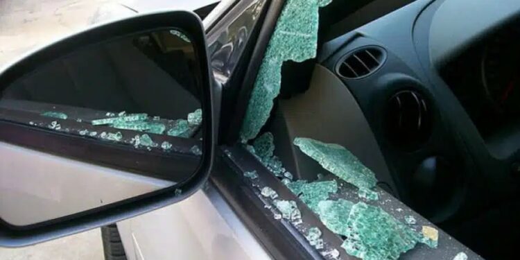 Vetura e policit cak i hajnave në Prishtinë, ia vjedhin pllakat e antiplumbit