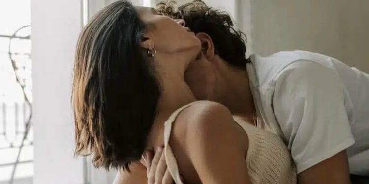 A arrihet orgazma më shpesh me bashkëshortin apo me dashnorin?