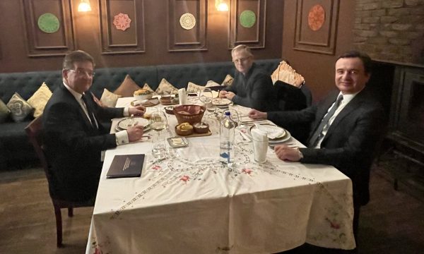 Lajçak publikon foton e darkës me Kurtin dhe Bislimin: U pajtuam që të gjitha marrëveshjet e dialogut duhet të zbatohen