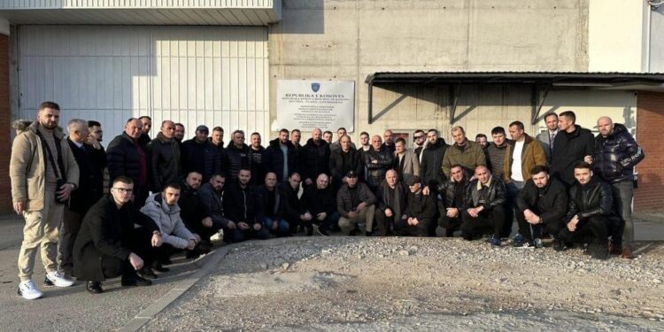 44 burra e përcollën Gani Gecin në burg