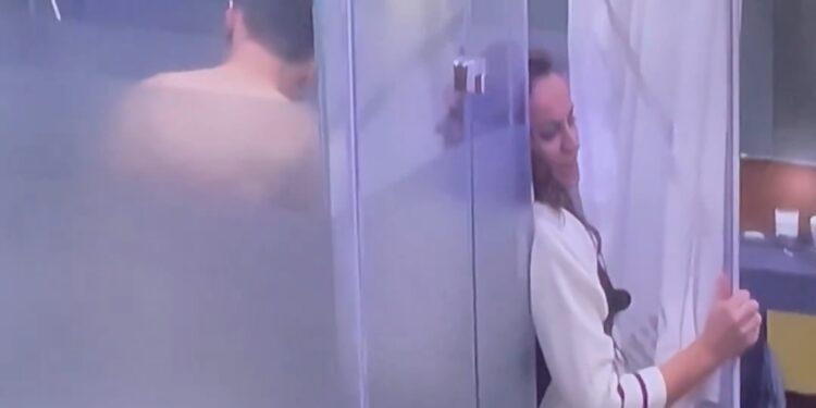 Xhuli përfundon në dush me Stresin (VIDEO)