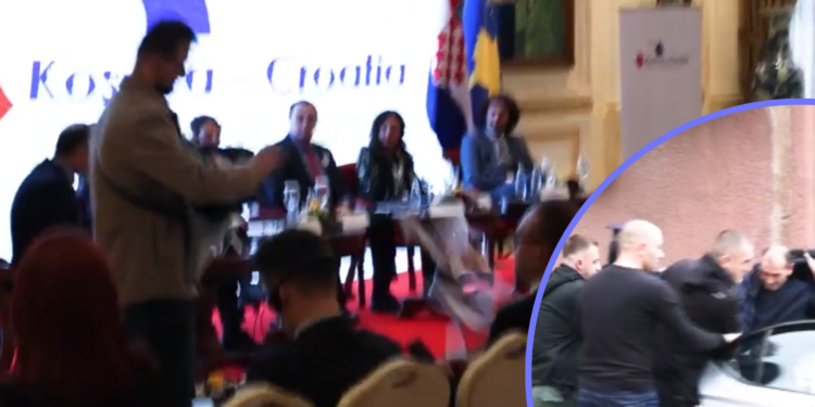 Aktivistët e PDK-së ‘mbulojnë’ me dinarë të Serbisë ambasadorin Martin Berishaj (VIDEO)