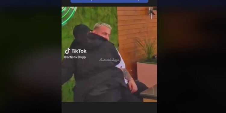 ‘Dorëzohet’ Kiara, e puth për herë të parë Luizin