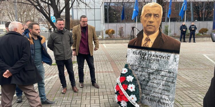 “I pikëlluar, Albin Kurti”, PSD vendos para Qeverisë fotografinë e Ivanoviqit e kurora lulesh