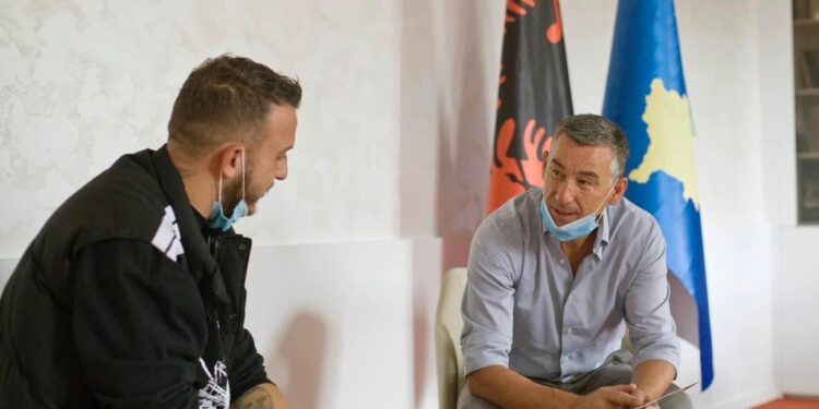 Mozzik merr telefonatë nga Kadri Veseli: Nuk mujta pa i thënë qe kurrë më shumë se sot vendi ynë ka nevojë për ty e shokët tu