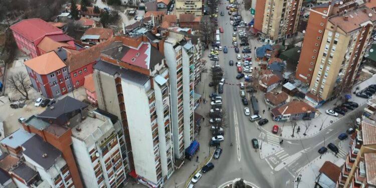 Shpërthim në veri të Mitrovicës, dëmtohen xhamat e një banese dhe një veture