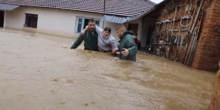 Momenti kur shpëtohet çifti i moshuar nga shtëpia e vërshuar në Skenderaj