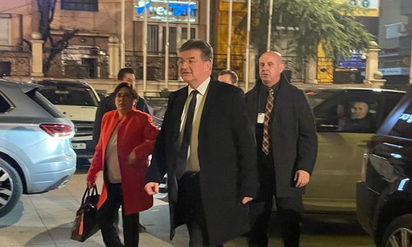Lajçak arrin në Kosovë, Bislimi e pret në darkë pune, ZKM thotë se nuk ka kërkesë për takim
