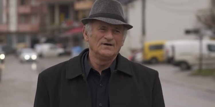 Njihuni me mësuesin nga Skënderaj, që i ruan 300 esetë e nxënësve të tij