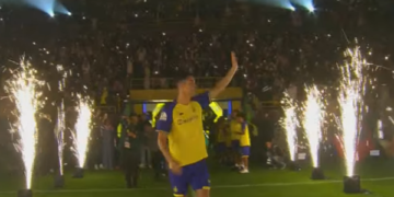 PAMJE: Cristiano Ronaldo prezantohet me fanellën e Al-Nassr para mijëra tifozëve