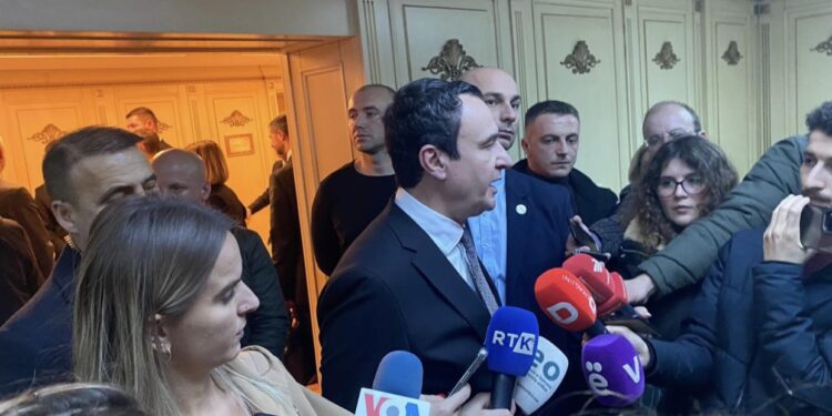 Kurti iu ”ankohet“ gazetarëve: Ma keni zënë derën, nuk po mund të kaloj