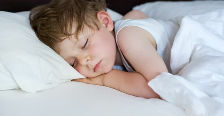 Sa orë duhet të flenë fëmijët në bazë të moshës së tyre