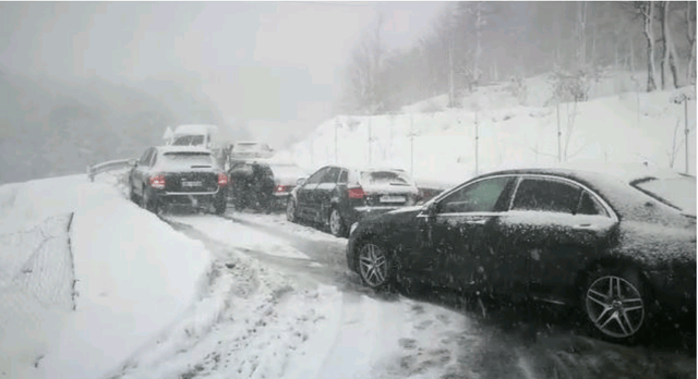 Reshje të dendura bore në “Rrugën e Arbrit”, bllokohen 50 automjete