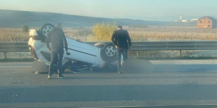 Shkak i mjegullës rrokulliset një veturë, dy persona dërgohen në spital