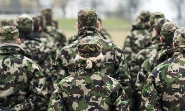 A duhet të kryejnë shërbimin ushtarak ata që bëhen shtetas të Zvicrës?