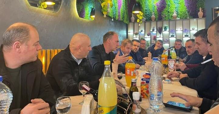 Fatmir Limaj viziton bashkëluftëtarët e tij në Vushtrri, të pranishëm edhe kryetari i komunës Idrizi dhe nënkryetari Zhegrova
