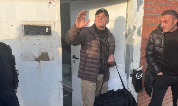Familjarët e përcjellin në burg Gani Gecin për vrasjen e Ruzhdi Shaqirit (PAMJE)