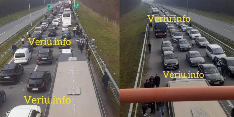 FOTO/VIDEO: Mbi 30 km kolona në kufirin Serbi-Kroaci, mërgimtarët gjatë kthimit nga Kosova po presin 10 orë