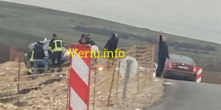 Aksident në magjistralen Prishtinë-Mitrovicë, vetura përfundon jashtë rrugës (Foto)