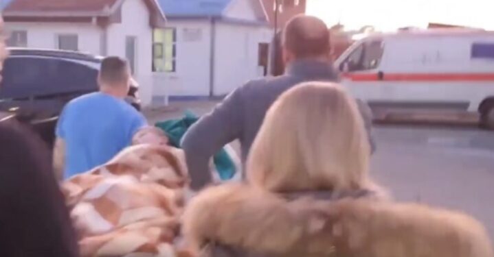 E rëndë: Dalin pamje të dy personave të plagosur teksa dërgohen në Emergjencë