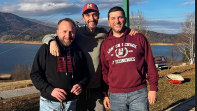 “A New Year, a new chapter…”, treshja drejtuese e PDK’së nis 2023’en në gjuhën angleze