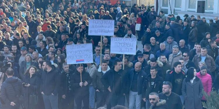Serbët të ndarë: Mijëra serbë me Rakiqin e Simiqin protestojnë në Shtërpcë, dhjetëra tjerë kundër tyre në Mitrovicë të Veriut