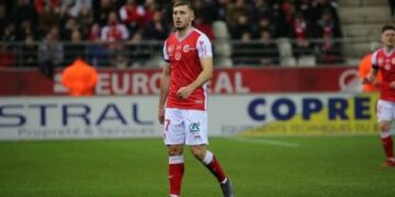 Arbër Zeneli shënon gol fantastik nga gjuajtja e lirë (VIDEO)